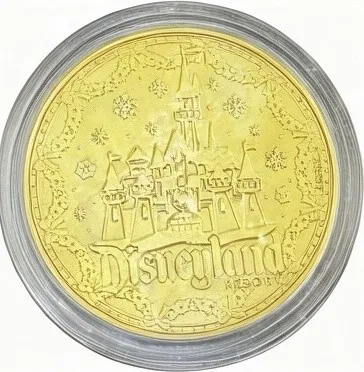 Goofy Decorating Disney medallion coin, Disneyland Resort at Christmas back (World of Disney (East), Downtown Disney District)
