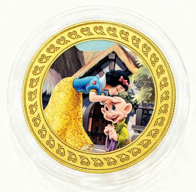 Snow White & Dopey Disney medallion coin, front (Disney's Grand Floridian Resort & Spa, Resort Hotels)